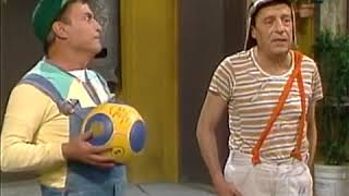 El Chavo y Godínez jugando fútbol [upl. by Ettenoj]